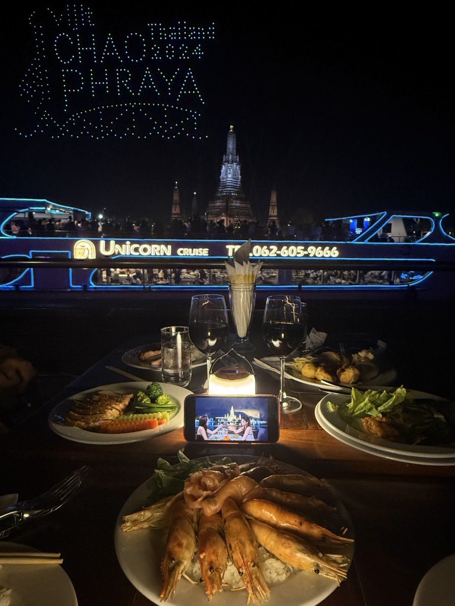 H5Hs5's tweet photo. 今日のシメはwonderful Pearl cruise🚢
景色めちゃくちゃいい、揺れない、ご飯美味しい(🍉はヌルいw)
ワット・アルンのライトアップはMVと違ったけどドローンショーあったので🙆♀️
#FreenBecky聖地巡礼
#cheevee https://t.co/d8mhgmVXpB