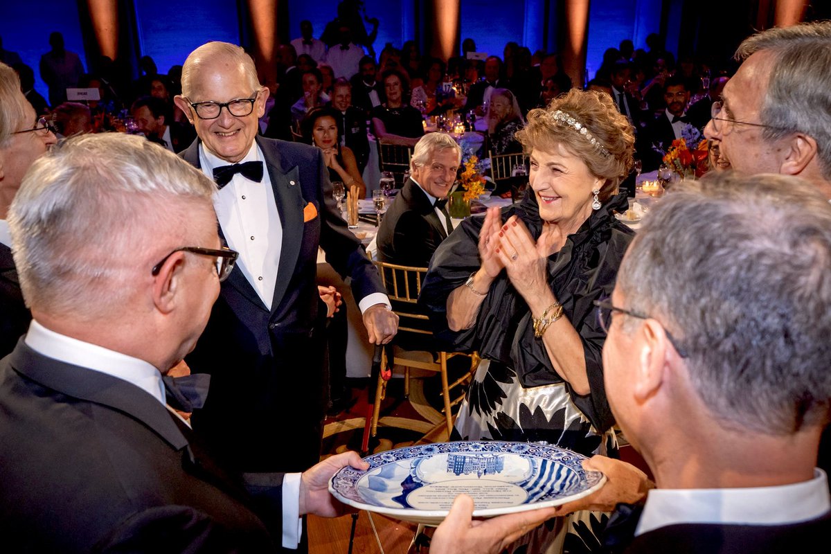 koninklijkhuis's tweet photo. Prinses Margriet en prof. mr. Pieter van Vollenhoven zijn bij het 43e NAF Ball in New York. De Netherland-America Foundation (NAF) zet zich in om de Nederlands-Amerikaanse vriendschap te bevorderen, o.a. op cultureel, wetenschappelijk en educatie gebied. https://t.co/YD0Ybkv7qC https://t.co/A9qrkwKvLU
