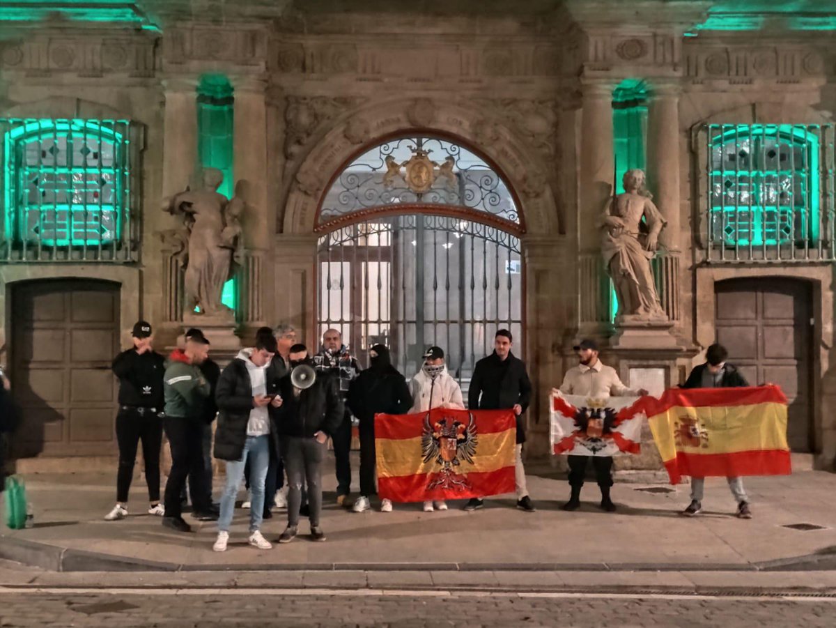 Nuestro barrio cuenta con cientos de fusilados/as por la represión franquista. Como Camino Oscoz, maestra y militante comunista.

Jakin dezatela faxista hauek hurrengoan ez direla horren lasai auzoan egongo.