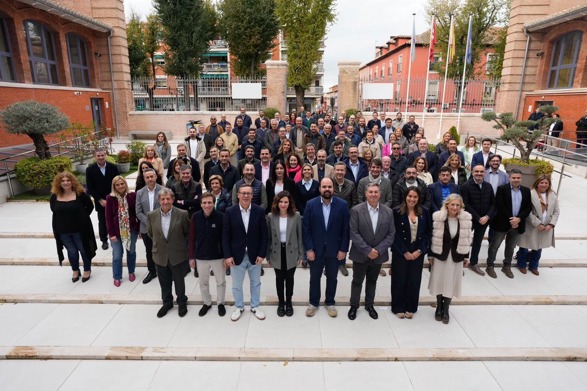 Los alcaldes de <a href="/ppmadrid/">PP Comunidad de Madrid</a> dedican este fin de semana a trabajar juntos en temas muy importantes para sus vecinos. Esta tarde comparto con ellos una mesa de debate y propuestas sobre seguridad en municipios pequeños y medianos.