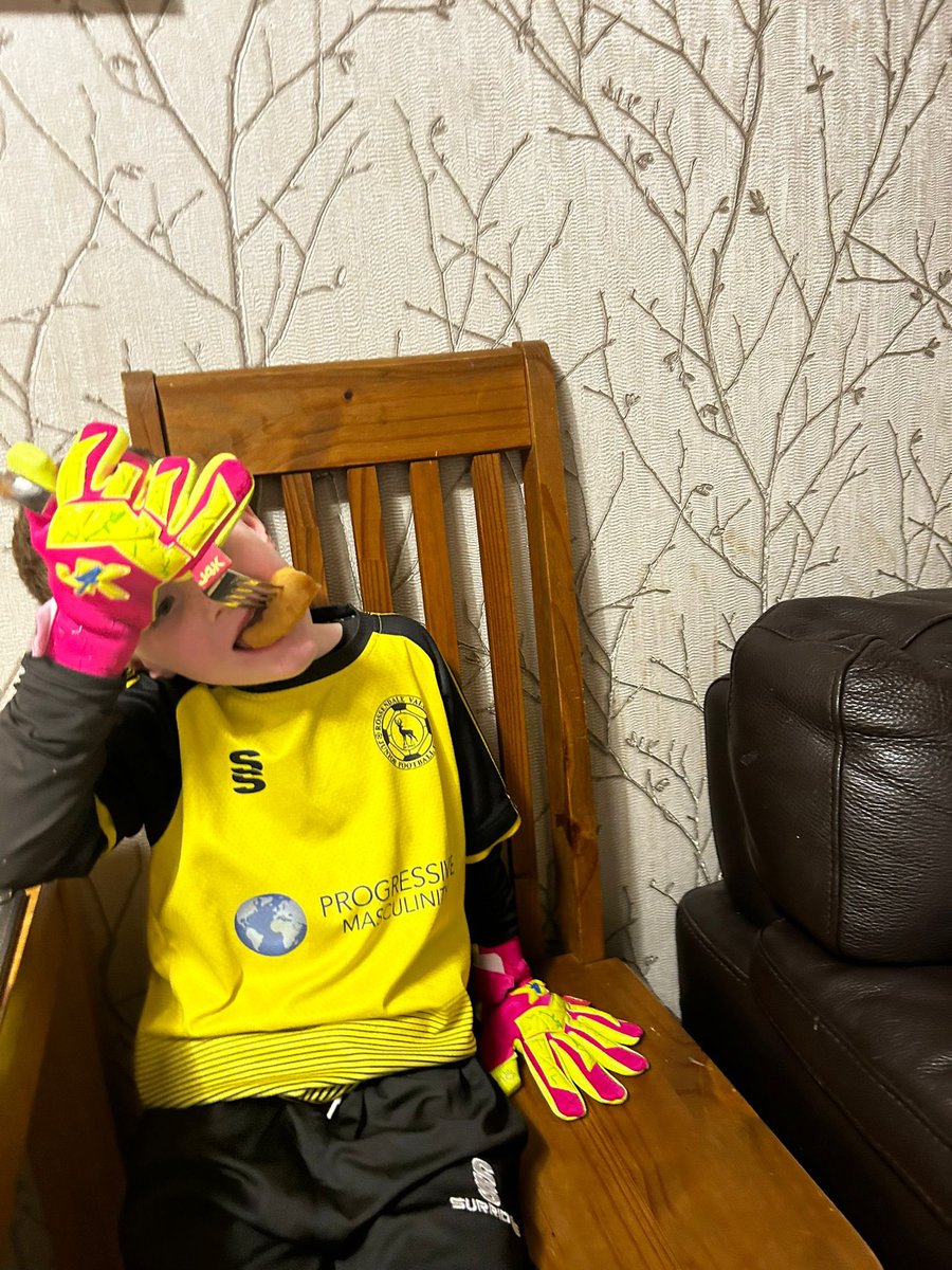 LeeHarrison1982's tweet photo. @J4KHQ happy lad in his new gloves loves them https://t.co/mUA5KWERRG