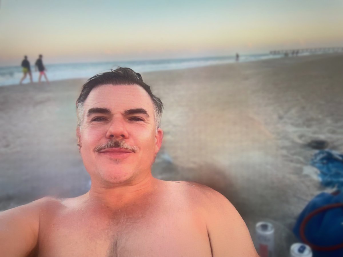 Paulrandolph88's tweet image. Good afternoon, chillaxing at the boneyard…  Just saw a beautiful turtle hatch🙌 Topper and his wonderful girlfriend Ruthie are driving in their truck to help them into the ocean! 

peace and blessings.

#hotbod #BDE #singleman