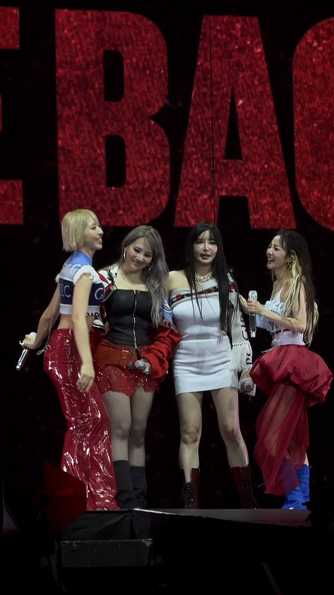 haroomelon's tweet photo. feeling so overwhelmed with the love i have for 2NE1. im so happy. https://t.co/SfEPdBzqbl