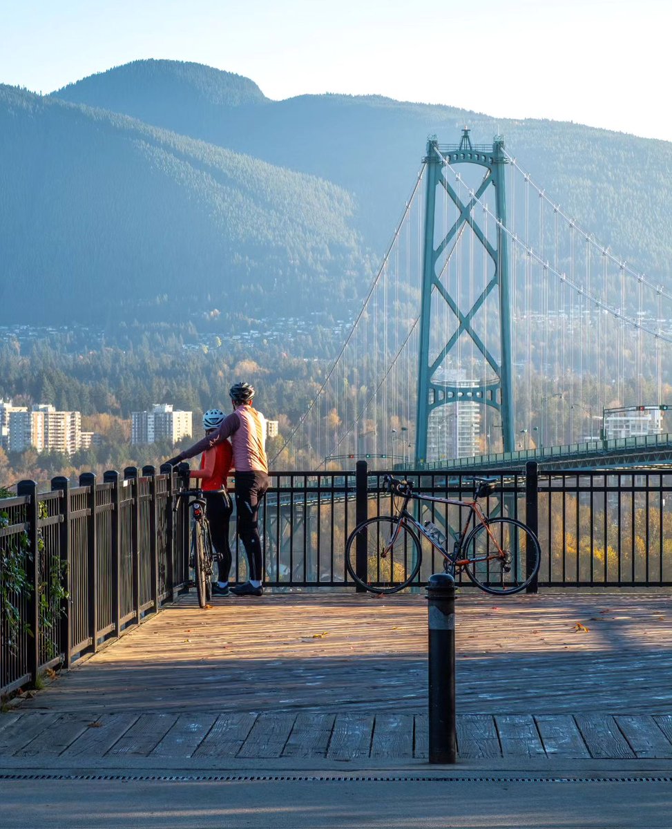 Montar en bicicleta por Vancouver es un placer: caminos bien señalizados, paisajes impresionantes y rutas para todos. 🚴‍♀️🌆 #VeryVancouver
📸:@rl.images