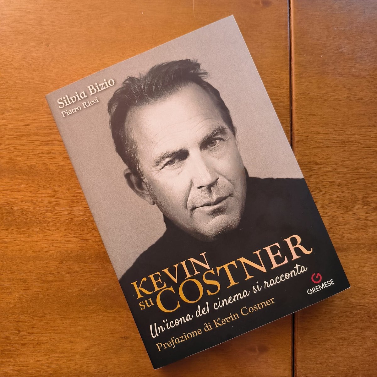 Piertorello's tweet photo. Una lettura davvero consigliata! Si scopre un Kevin Costner che non si conosceva!

#simonezagagnoni #kevincostner #16novembre #silviabizio #hollywood https://t.co/pzLyfhca8l