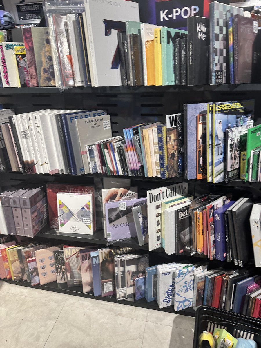 hongieluvr's tweet image. got myself and a friend a seonghwa digi at my local hmv, they started to play ateez in store when checking out! such a lovely time 🫶

📍Coventry, UK

@hello82EUROPE @hello82official 

#mylocalhmv #hello82 #82giveaway