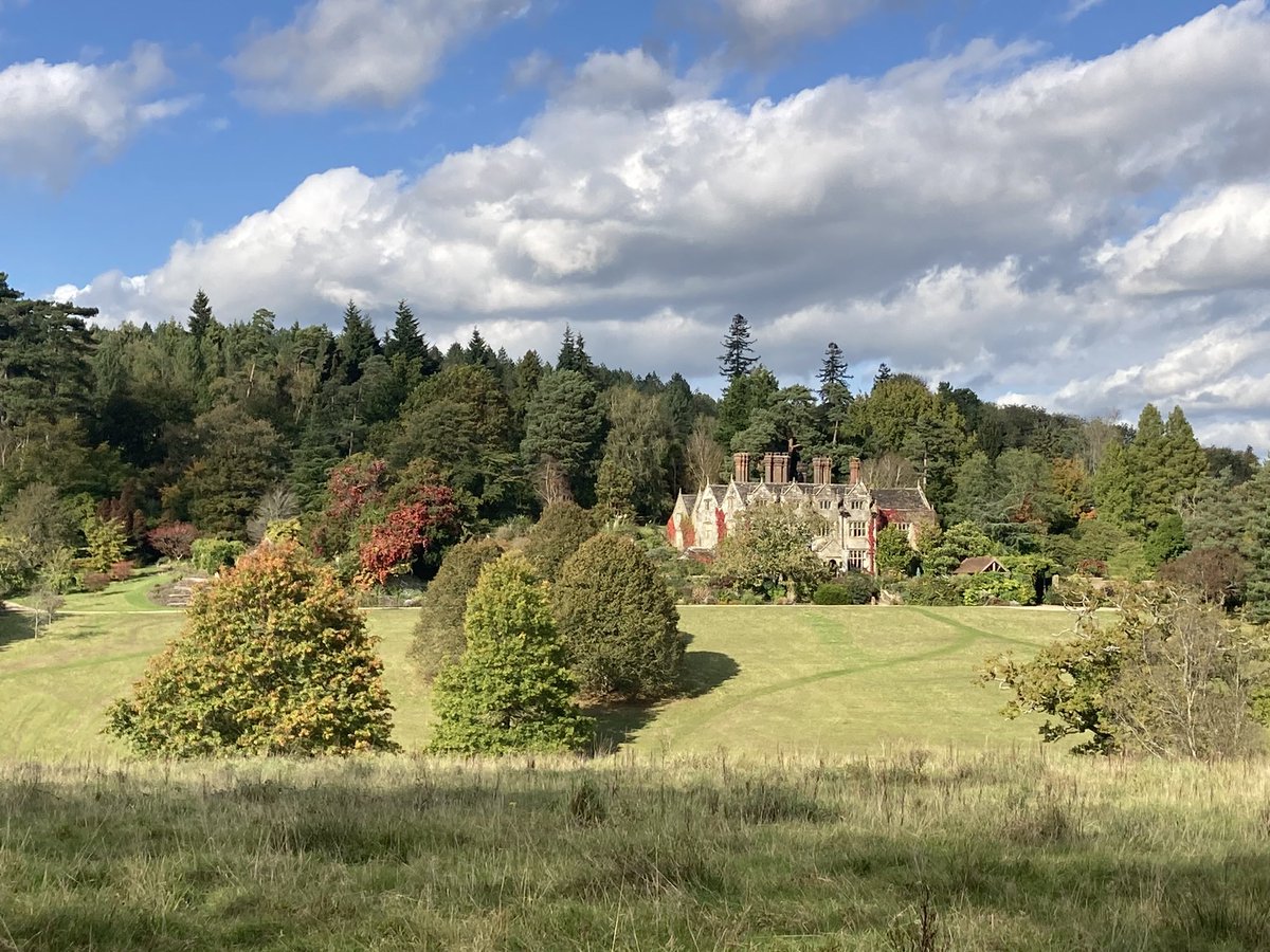 JournoJessB's tweet photo. Fancy entering the wonderful world of @GravetyeManor? This historic Elizabethan manor has a 1* @MichelinGuideUK restaurant and one of the country’s most beautiful gardens. See @Arbuturian https://t.co/xc25sMUSIu https://t.co/hnwTKxJG8u