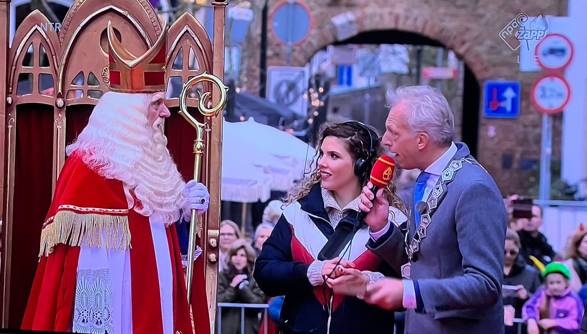 SjorsFrohlich's tweet photo. Mensen, wat een geweldige dag voor @5heerenlanden met de Sinterklaasintocht in Vianen!
Ruim 25.000 bezoekers en geen enkele wanklank. 
Dank aan alle mensen die zo hard hebben gewerkt aan dit succes. 
Wat hebben we genoten van Sinterklaas. En wat een feest hebben we gevierd in de stad!
Natuurlijk op de foto met mijn twee favoPieten.