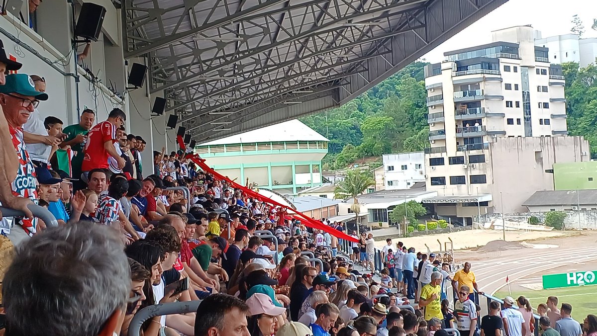 PolidoroJunior's tweet photo. Torcida do Concórdia lotou o espaço na arquibancada coberta. 

#CopaSC2024 https://t.co/9HtKDN46YQ