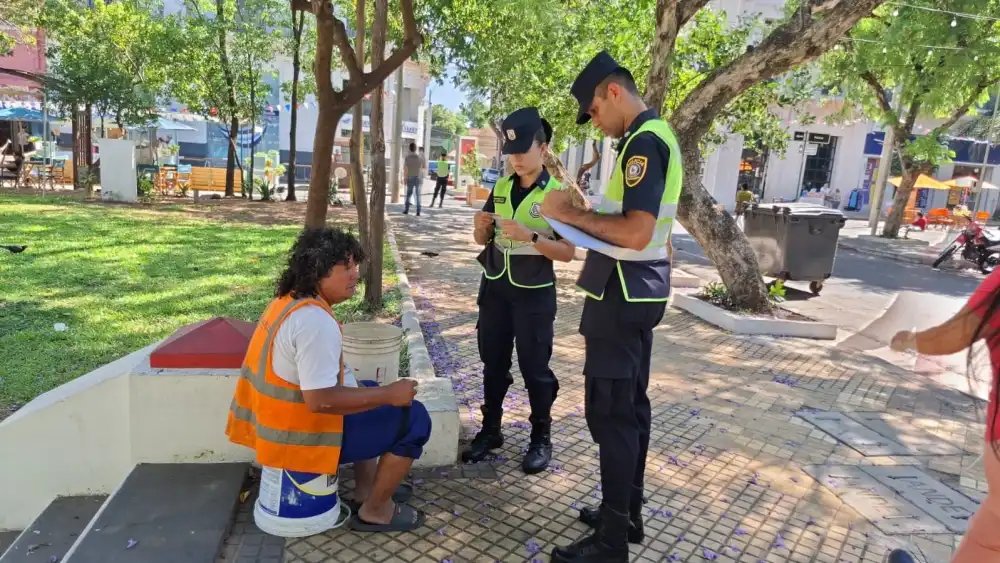 ▶️ ¿CHAU CUIDACOCHES? | 👀

👮Demoraron a 8 hombres tras denuncias de extorsión a los ciudadanos en el microcentro de Asunción.

📍Los mismos fueron identificados a inmediaciones del Panteón de los Héroes y otros puntos de la ciudad.

Fuente: Última Hora.