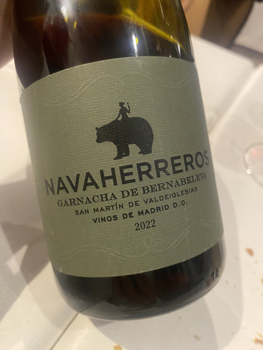 Me encantó el otro día este vino: fresco, ligero, afrutado con múltiples matices. Ideal para la cocina sin remilgos de #ElFogóndeTrifón