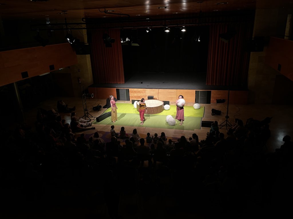 Jordi Villacampa Viñes (@elvillacampa) on Twitter photo “És el primer espectacle que veu. Ens ha agradat molt”, diu una mare amb el seu nadó de 0 anys a braços.
Avui a #locasinoalcarras hem tingut “KL’AA, la teva cançó” de les <a href="/InspiraTeatre/">Inspira Teatre</a> i comentaris així alimenten l’ànima. Gràcies x exhaurir les entrades, Alcarràs! <a href="/AjAlcarras/">Ajuntament Alcarràs</a> “És el primer espectacle que veu. Ens ha agradat molt”, diu una mare amb el seu nadó de 0 anys a braços.
Avui a #locasinoalcarras hem tingut “KL’AA, la teva cançó” de les <a href="/InspiraTeatre/">Inspira Teatre</a> i comentaris així alimenten l’ànima. Gràcies x exhaurir les entrades, Alcarràs! <a href="/AjAlcarras/">Ajuntament Alcarràs</a>