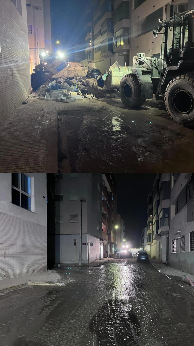 EjercitoTierra's tweet photo. #BuenasNoches ¡Satisfacción del deber cumplido! Los #militares del Regimiento de Especialidades de Ingenieros nº 11 #REI11 hacen de las noches una oportunidad para dar un empujón a sus tareas.
👉 Con su compromiso y disciplina de equipo, consiguen que los habitantes de #Paiporta @Ajunt_Paiporta ya comiencen a vislumbrar muchas mejoras en sus calles. ¡#VamosValencia!
#ValoresEjército #SomostuEjército 🇪🇦