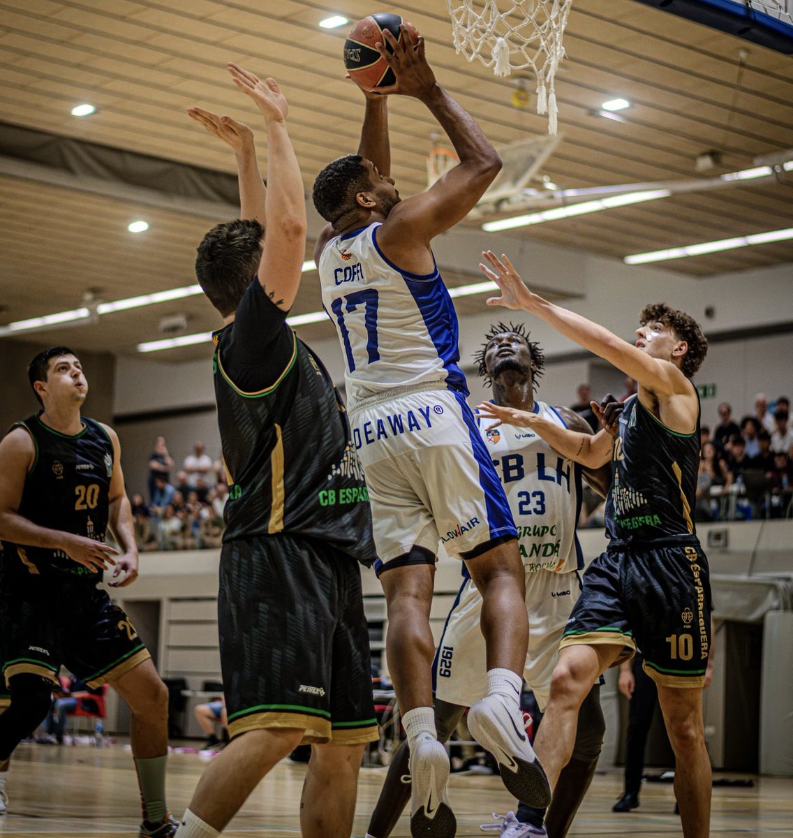 🏀 Triomf i pòquer! El Tenea <a href="/CBEsparreguera/">CB Esparreguera</a> guanya 84-73 el <a href="/CBValls/">Club Bàsquet Valls</a> i suma la quarta victòria consecutiva a Tercera FEB. Partidàs de Jeremy Martín, que ha acabat amb 34 punts. L’equip es posa segon amb 5 victòries i només 1 derrota.

📸 Conrad Sports | #Esparreguera