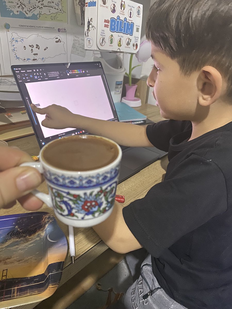 “Anne, sen Kuranı çok seviyorsun ya, bu yüzden Kuranın ilk sayfasındaki çiçeklere benzeyen fincan takımından aldım sana.” 
🥹