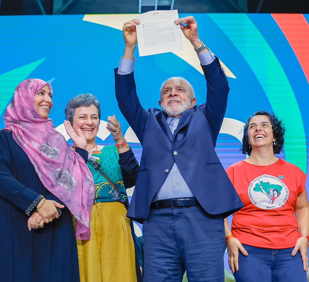 LulaOficial's tweet photo. Encerramento do G20 Social com a Carta de Compromisso, elaborada coletivamente por movimentos sociais e pela sociedade civil. Um primeiro passo para ampliar a participação popular no G20.

📸 @ricardostuckert https://t.co/wMwBRUyl9G