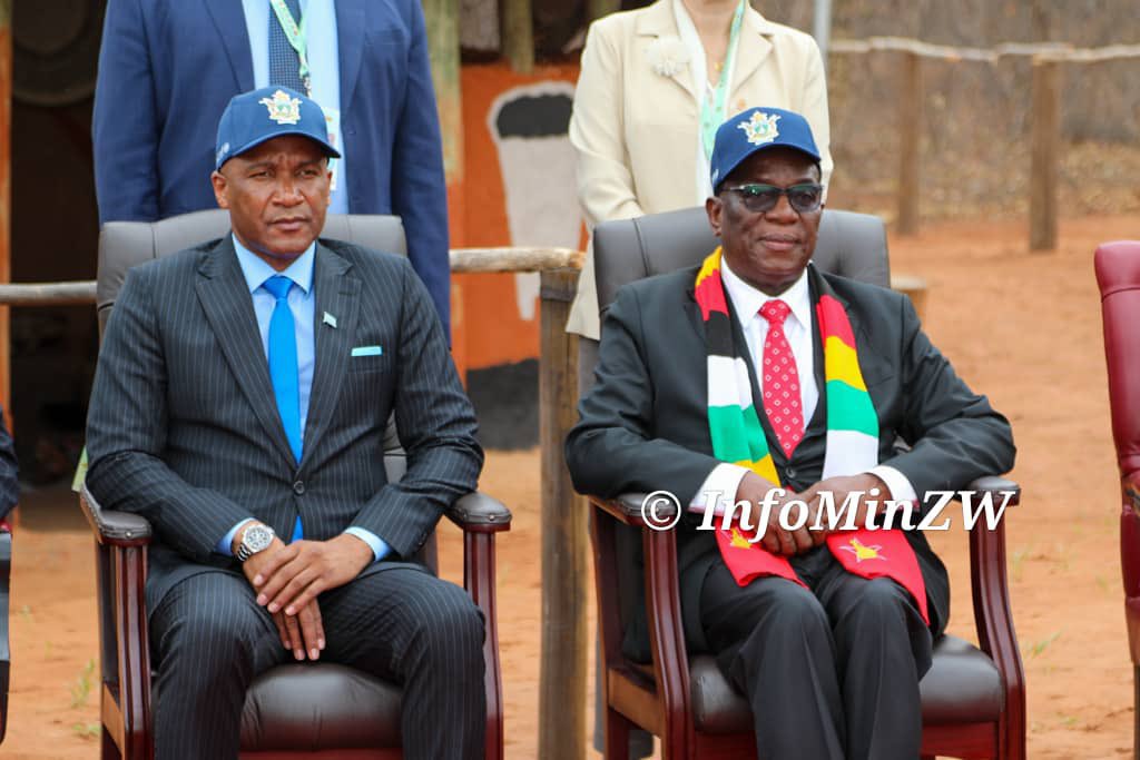cesarchiyaya's tweet photo. 🚨 A CIMEIRA DA SADC FRACASSOU

Infelizmente, a cimeira da SADC, que foi convocada com caráter de urgência para tratar da FRAUDE ELEITORAL em Moçambique, fracassou.  

Tirando o recém-eleito presidente do Botswana, que realizou a sua primeira viagem num voo presidencial e como presidente, nenhum outro chefe de Estado da região se faz presente.  

O Presidente João Lourenço, de Angola, Filipe Nyusi, de Moçambique, Cyril Ramaphosa, da África do Sul, ou o Sr. Hakainde Hichilema, da Zâmbia, por exemplo, decidiram não viajar e enviaram apenas os seus representantes.  

Um sinal claro de que as coisas na SADC não estão bem. Ou seja, a cimeira fracassou.  

Este fracasso pode ser interpretado de várias formas:  
1. A SADC não tem compromisso com a democracia nem com os direitos humanos.  
2. Confirma os rumores de bastidores de que o atual presidente da SADC é supostamente ilegítimo, ou seja, ninguém o leva a sério.  
3. A SADC não é uma organização séria, pois não tem uma visão clara de sociedade enquanto organização.  
4. A SADC não é capaz de encontrar uma solução para a região, mesmo que seja algo simples.  

Independentemente da leitura que se faça, o certo é que a SADC tem-se revelado um órgão retrógrado, ditatorial e completamente inútil.  

—-
“E até lá, estou-me nas tintas”.
