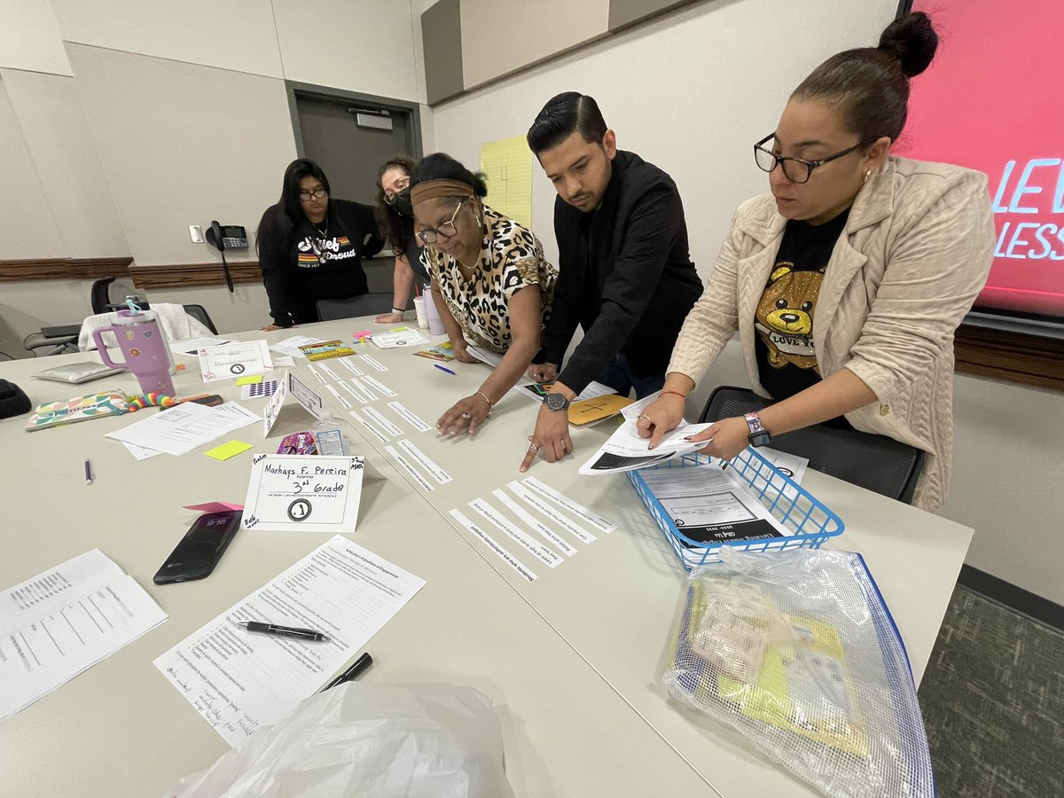 KDavis_5K's tweet photo. Hanging out with these amazing teachers today! @AliefLearns #studentengagement #leading #professionaldev https://t.co/dYPPGwEyZt