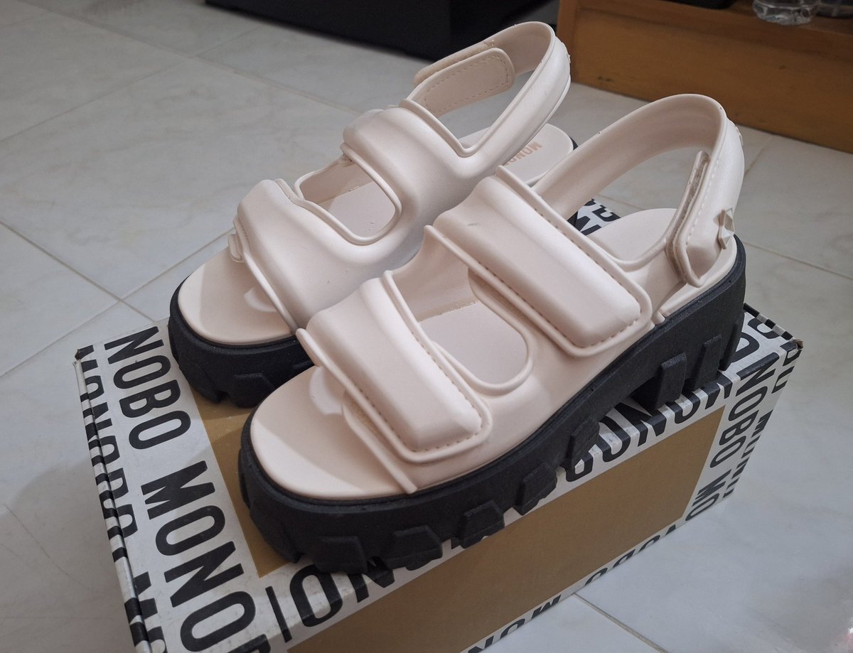 somebymii1's tweet photo. ส่งต่อรองเท้ารัดส้น Monobo 
สีครีม-ดำ Size 7 ความยาว24.4ซม. ส้นสูงเกือบ7ซม. แต่ไม่หนักเลยย
เราใส่ไปแค่ครั้งเดียวนะคะ 
= 280฿ รวมส่งค่ะ 

#ส่งต่อรองเท้า #ส่งต่อรองเท้ามือสอง  #รองเท้ามือสอง #ส่งต่อ #รองเท้าของแท้ #ส่งต่อเสื้อผ้ามือสอง #ส่งต่อสกินแคร์ https://t.co/gtOFeseVDA