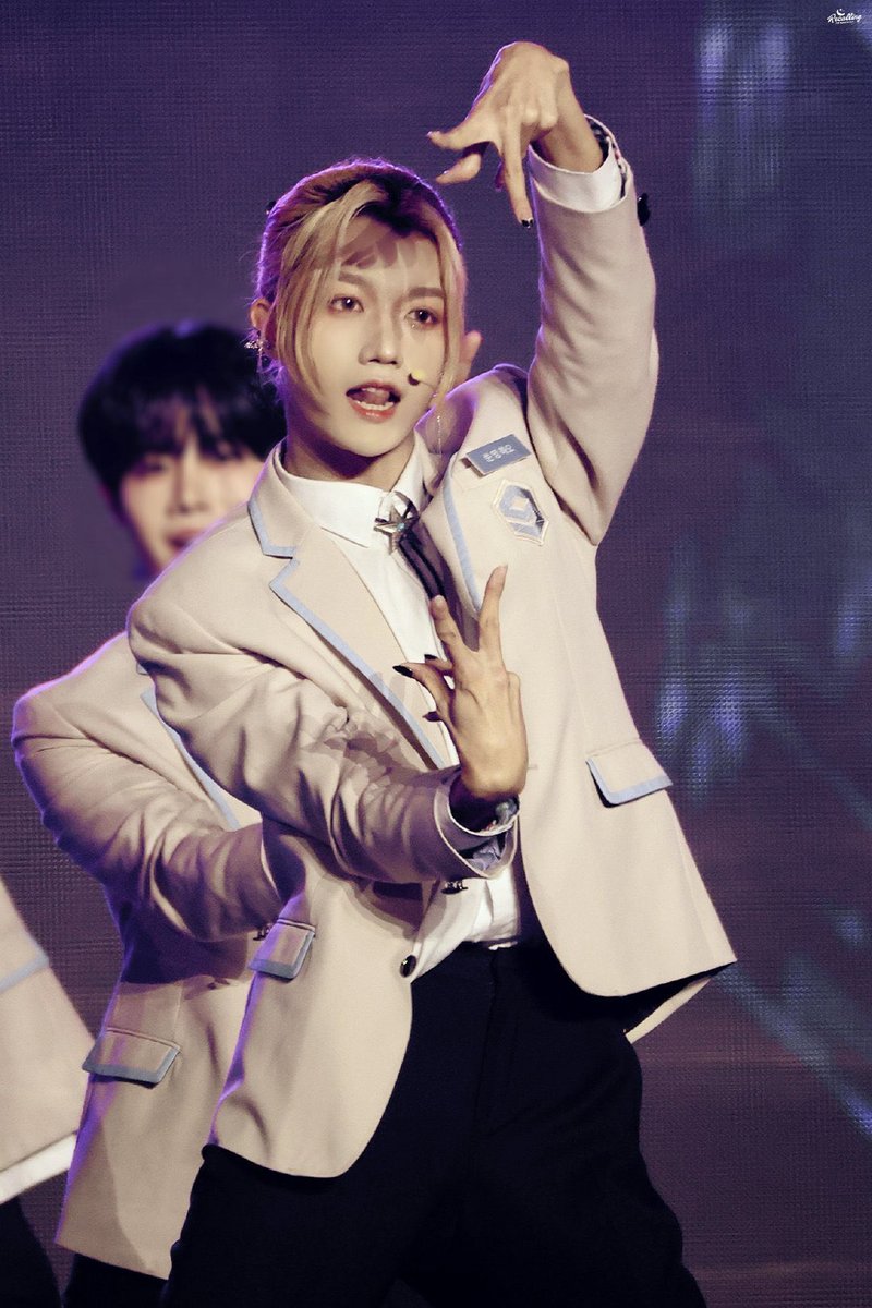 TReyesbow's tweet photo. Who is blone long hair in KGMA? He is so Pretty

#쑨잉하오 #孙滢皓 #SunYinghao #StarlightBoys #스타라이트보이즈 #星光闪耀的少年 https://t.co/DYXtgi9pH0