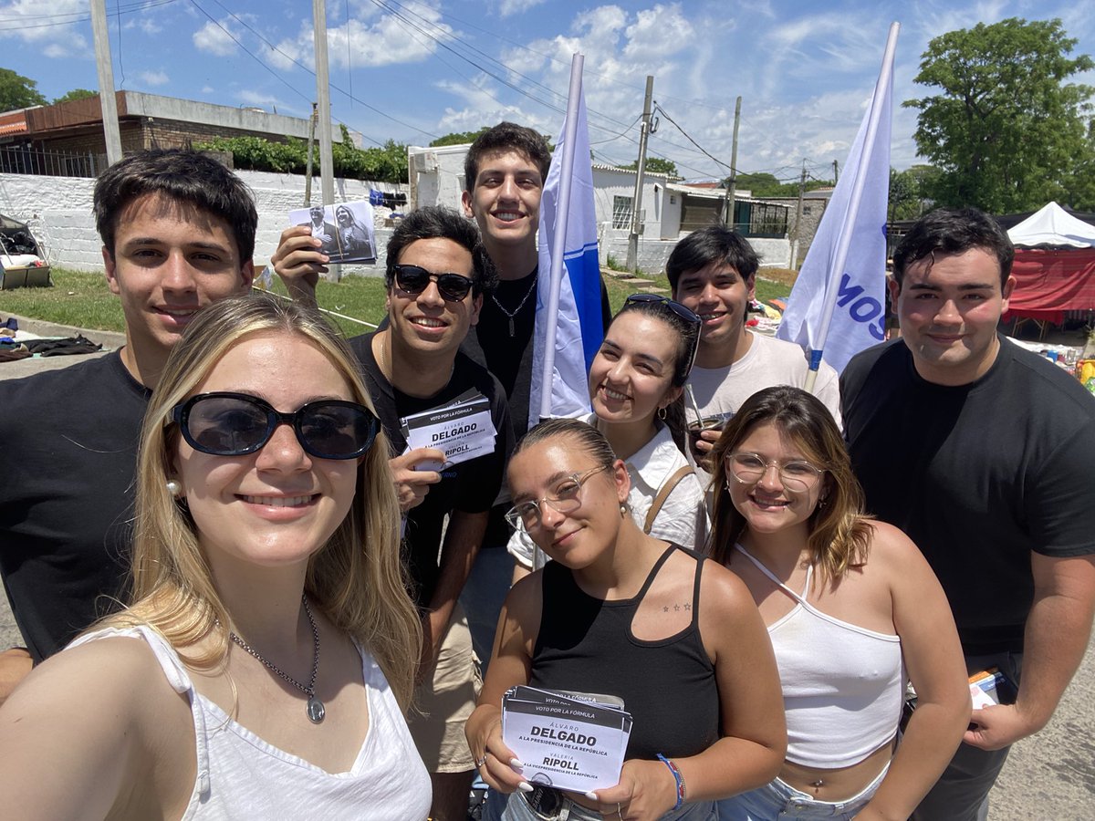422uy's tweet photo. 📍Hoy en la mañana estuvimos en la feria de Villa del Cerro. 🏘️

Otro gran ejemplo de un “barrio frenteamplista”, que recibe cada vez mejor a la coalición. 🙌😉 https://t.co/FrBa7HMpue