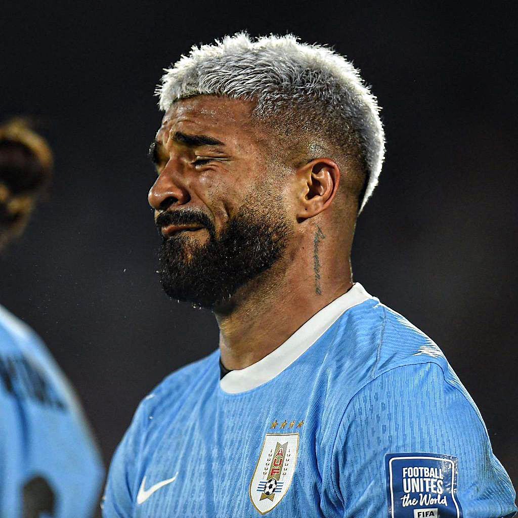 Esta foto es tremenda. Rodrigo Aguirre debutó ayer con Uruguay a sus 30 años. Marcelo Bielsa decidió convocarlo por su buen presente con América de México.

Y justo en su debut, anota y se emociona hasta las lágrimas en la celebración. 

Después del partido lo explicó: 

"En el