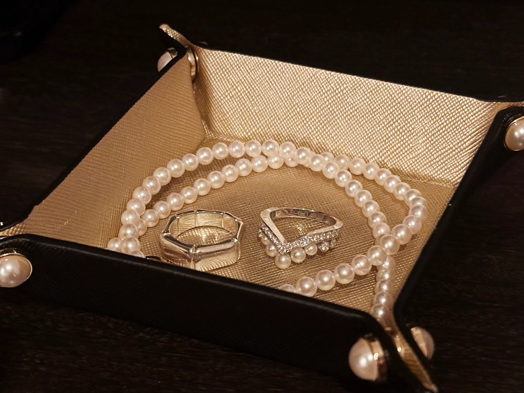 【shu uemura×TASAKI】 アクセサリートレー&スマホリング 𝑅𝑖𝑚𝑖 в X: „このトレイ、すっかり彼の時計置き場になってしまって
