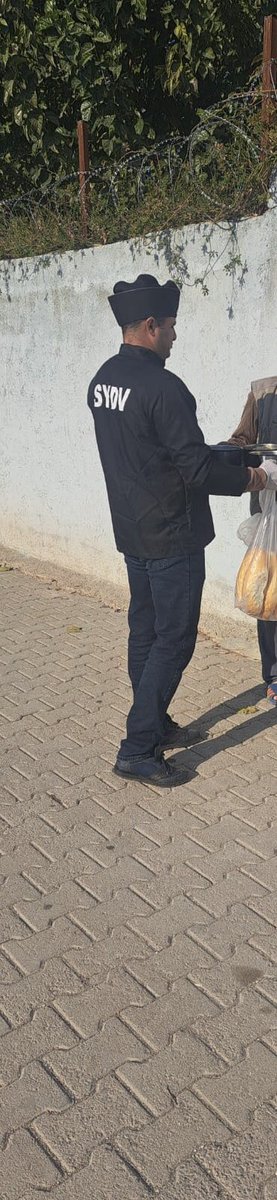 orhangazikrakas's tweet photo. Hilvan Kaymakamlığı’mız tarafından kurduğumuz ve kendi personelimiz tarafından yemekleri yapılan Aşevi sayesinde ilçemizdeki yaşlı,engelli ve ihtiyaç sahibi 810 vatandaşımıza kendi personelimiz aracılığıyla hergün evlerine giderek 3 çeşit sıcak yemek vermeye devam ediyoruz. https://t.co/n7bsG8hYyl