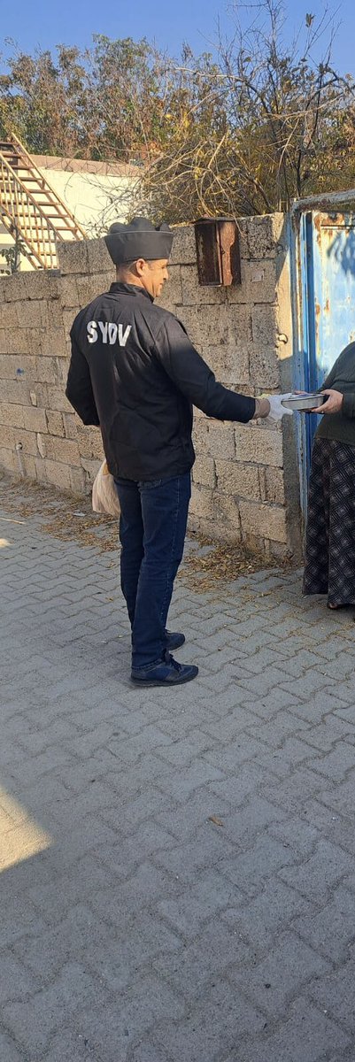 Hilvan Kaymakamlığı’mız tarafından kurduğumuz ve kendi personelimiz tarafından yemekleri yapılan Aşevi sayesinde ilçemizdeki yaşlı,engelli ve ihtiyaç sahibi 810 vatandaşımıza kendi personelimiz aracılığıyla hergün evlerine giderek 3 çeşit sıcak yemek vermeye devam ediyoruz.