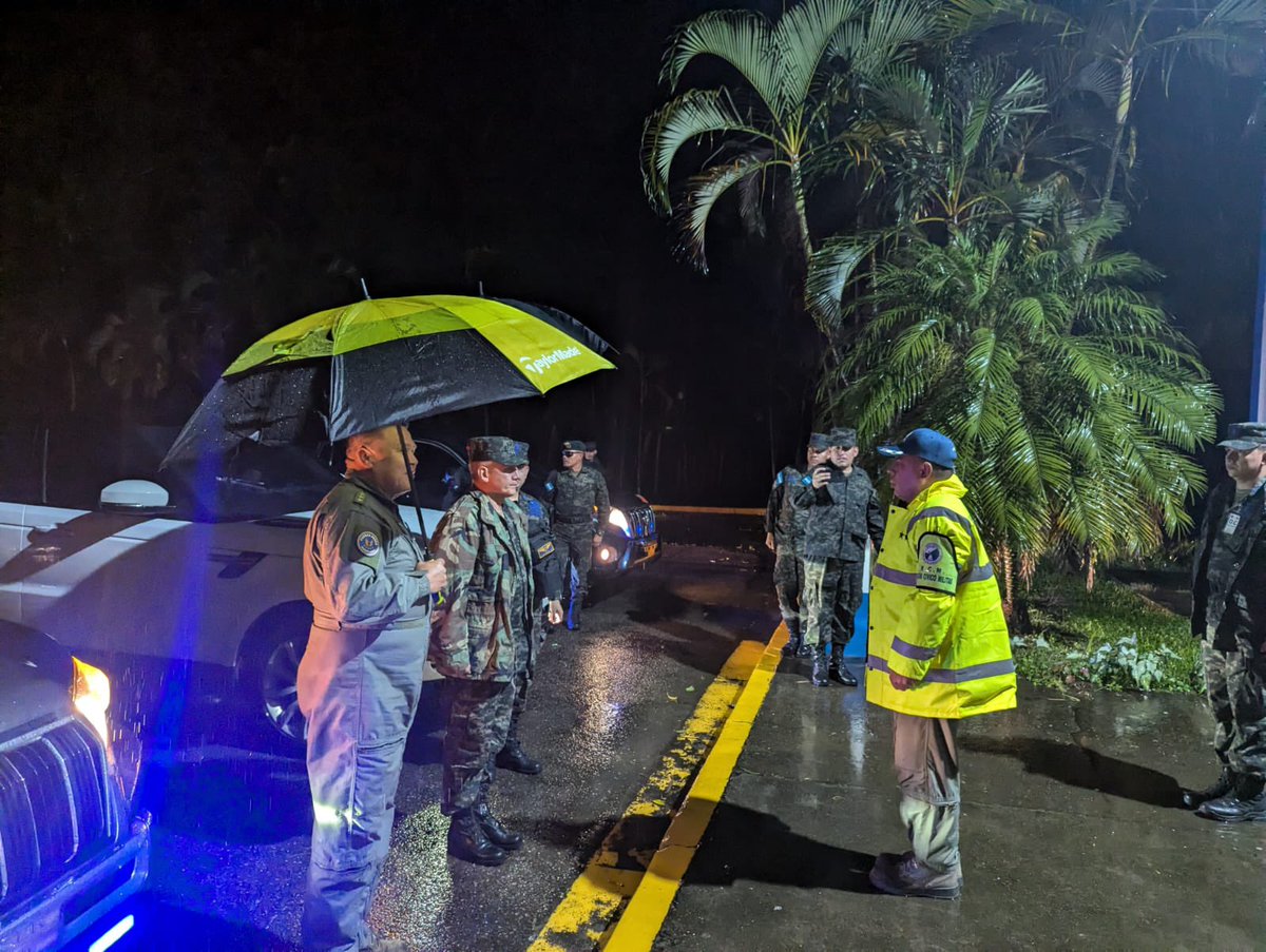 #NoticiasFAH || Tu #FuerzaAéreaHN acompañó a la Secretaria en el Despacho de Defensa Nacional, Abogada Rixi Moncada, y a la Junta de Comandantes en su recorrido por las zonas afectadas por la tormenta tropical *Sara*. Durante la jornada, también visitaron la Base Aérea “Coronel