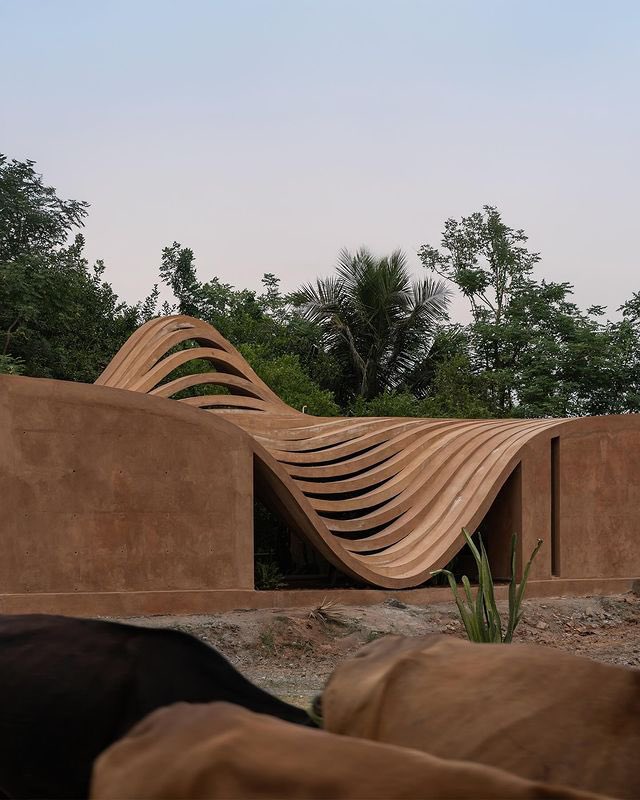 parametricarch's tweet photo. 1/2
🌿Vaazh House designed by Vy architecture studio in Tamil Nadu, India, 2023. This 1500 sq. ft. residence integrates traditional Tamil architecture with contemporary design. The linear plan organizes communal spaces—thinnai, living room, and courtyard—alongside private areas such as the kitchen and bedrooms, creating visual and spatial connections throughout.