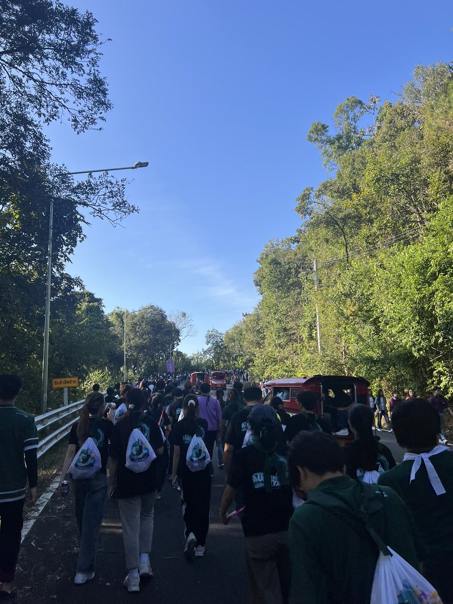 “หากไร้วาสนา ก็จะฝืนโชคชะตาจนกว่าจะได้เรียน”
พูดกับพี่รหัสตั้งแต่ม.4ว่าสักวันจะวิ่งขึ้นดอยตามพี่ให้ได้ ตอนนี้ได้มาแล้วนะ🥹
#รับน้องขึ้นดอยมช