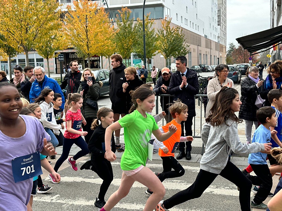 Départ de la 21e édition des Foulées maurepasiennes, institution du running qui réunit chaque année à #Rennes des centaines d'adeptes venus courir au cœur du quartier. Une belle motivation tout au long des différents parcours, enfants, ados et adultes, jusqu'aux Gayeulles !
