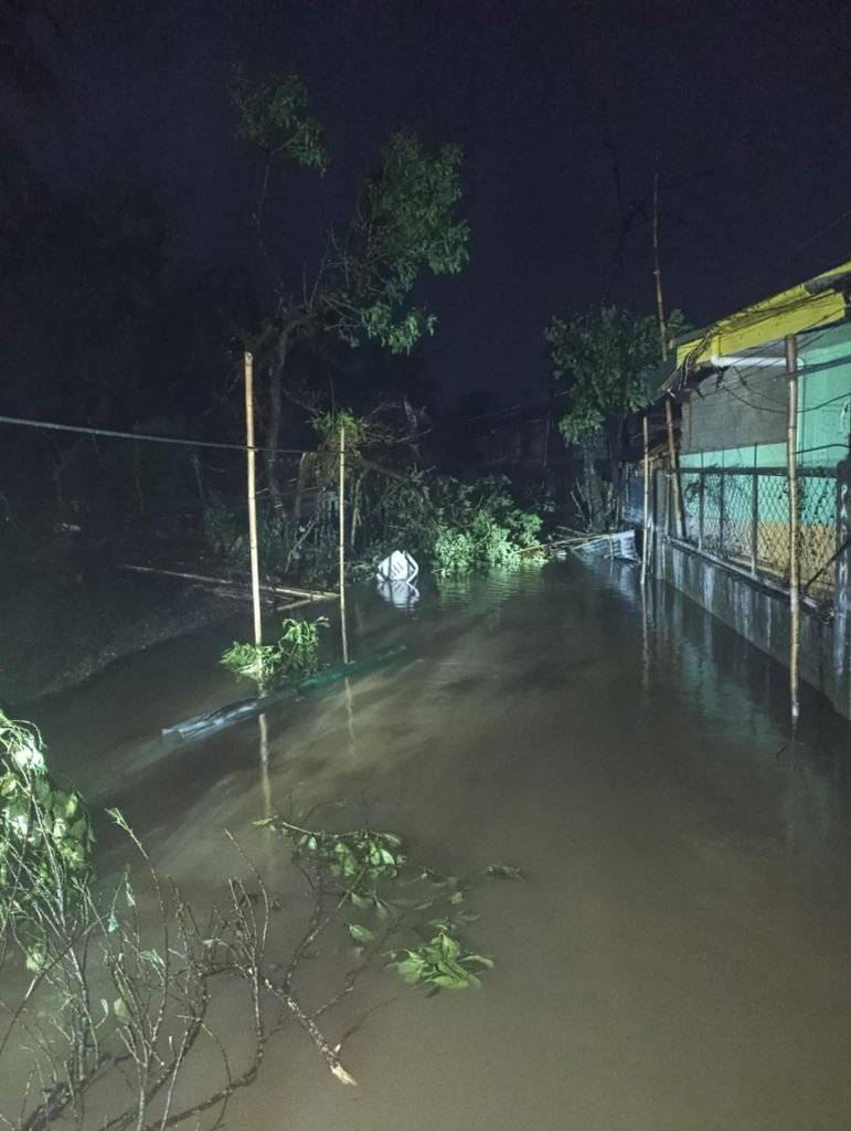 SadaSaleel99138's tweet photo. LOOK: Biglang tumigil ang ulan at hangin sa bayan ng Bagamanoc, Catanduanes kaninang 10 pm. 

Kasalukuyang nasa gitna o eyewall ng Super Typhoon #PepitoPH ang lugar. Inaasahang babalik ang malakas na hangin at ulan pagkatapos lumipas ang bagyo. | DZRH News https://t.co/WG48f1024N