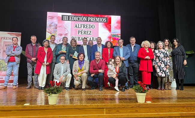 IndeGranada's tweet photo. Los Premios Alfredo Pérez Rubalcaba del @PSOEPadul reivindican los valores del socialismo, con la igualdad como pilar

@susanadiaz, una de las premiadas, anima a la militancia reunida en Padul a defender el "orgullo" de pertenecer al PSOE. Te informamos👇
https://t.co/MAsHbN1D7b https://t.co/Hf9Joy5cLq
