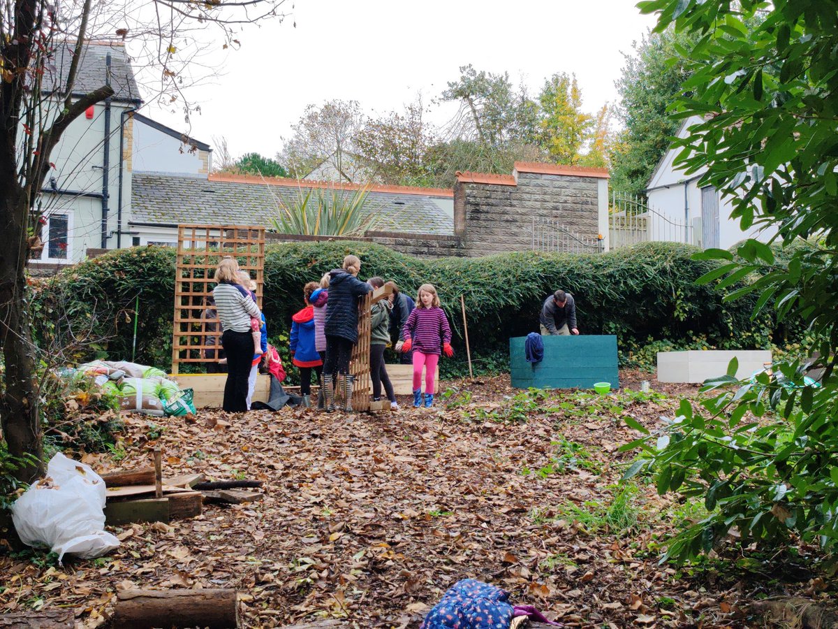 DPVC's tweet image. What a great morning we had at our wellbeing garden with Elin from @Keep_Wales_Tidy and the @Girlguiding Rainbows and Guides #Dinaspowys @GVolServices @VOGCouncil