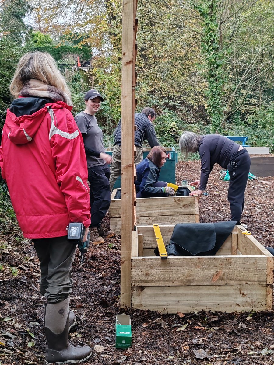 DPVC's tweet image. What a great morning we had at our wellbeing garden with Elin from @Keep_Wales_Tidy and the @Girlguiding Rainbows and Guides #Dinaspowys @GVolServices @VOGCouncil