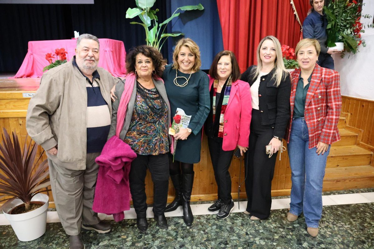 susanadiaz's tweet photo. Gracias a los compañeros y compañeras del @PSOEPadul por este reconocimiento y sobre todo, por este día tan feliz que me habéis hecho pasar. https://t.co/rxcayPZuCR