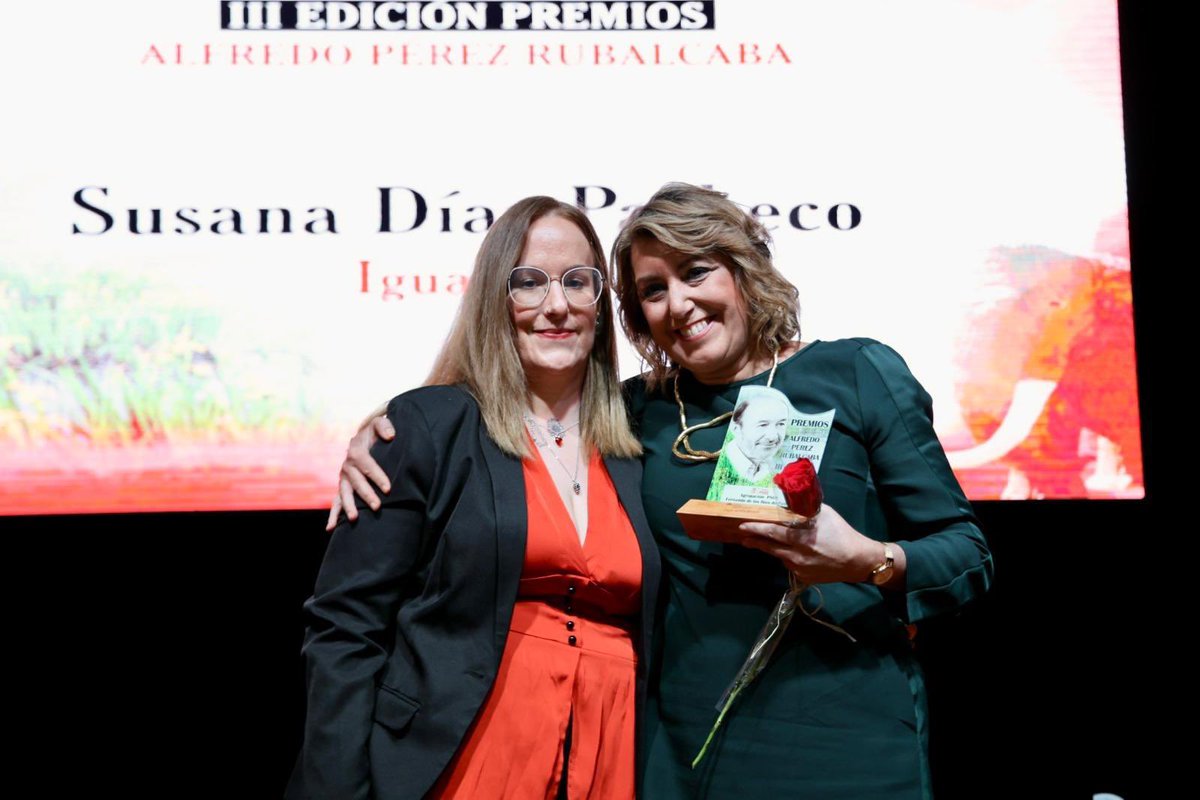 susanadiaz's tweet photo. Gracias a los compañeros y compañeras del @PSOEPadul por este reconocimiento y sobre todo, por este día tan feliz que me habéis hecho pasar. https://t.co/rxcayPZuCR