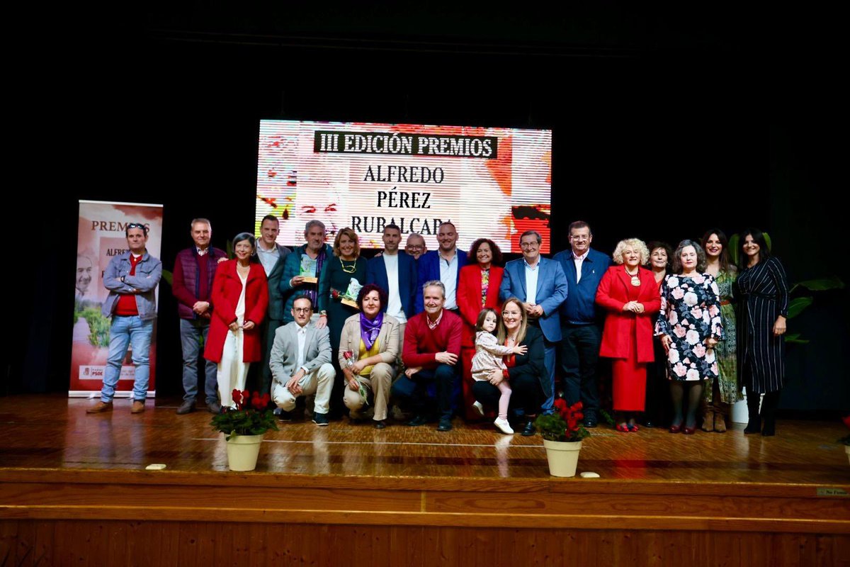 susanadiaz's tweet photo. Gracias a los compañeros y compañeras del @PSOEPadul por este reconocimiento y sobre todo, por este día tan feliz que me habéis hecho pasar. https://t.co/rxcayPZuCR
