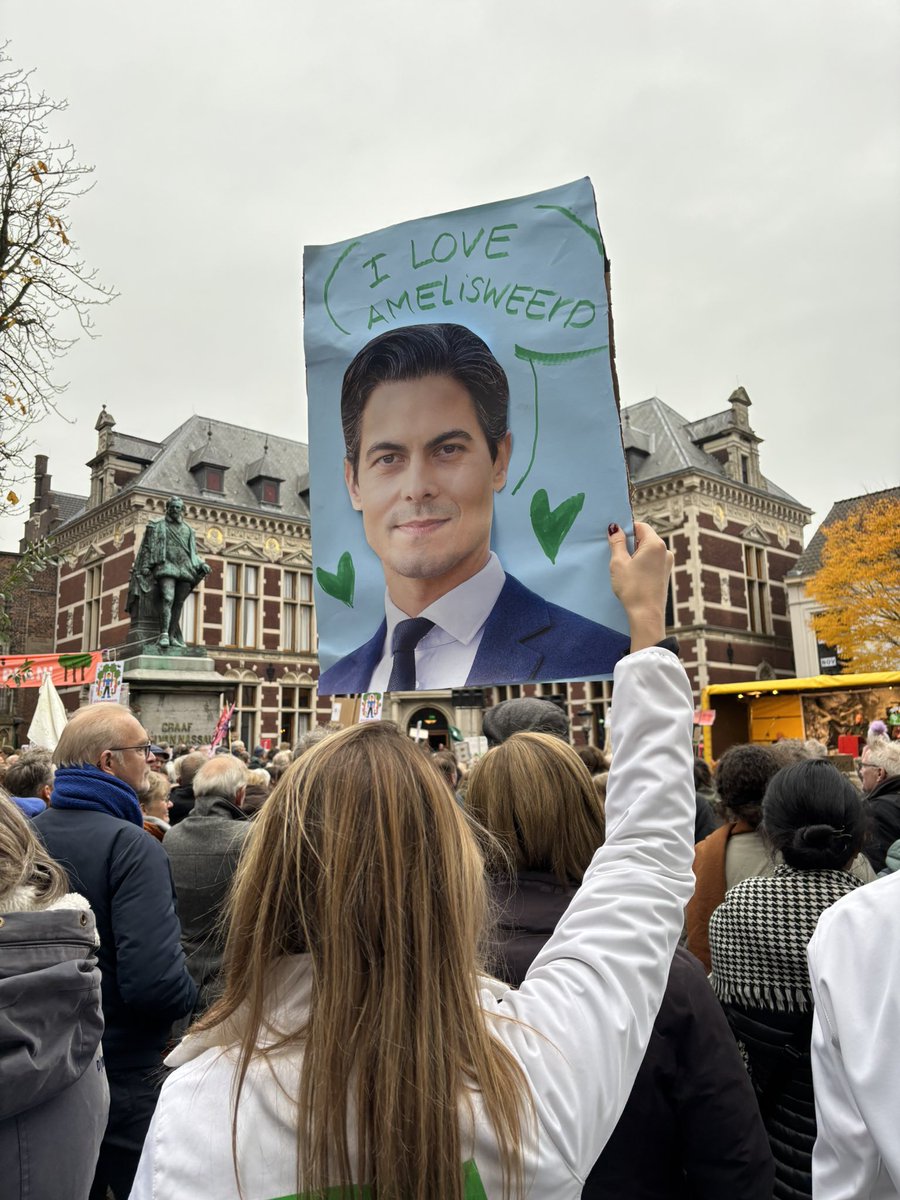 Annemarijke's tweet photo. Als minister Madlener denkt dat hij de bomen van Amelisweerd kan kappen, dan kent hij Utrecht nog niet… 🌳💚

Een heel Domplein Utrechters vóór ons natuurgebied! ⤵️

@D66Utrecht https://t.co/0IVyTkCmL6