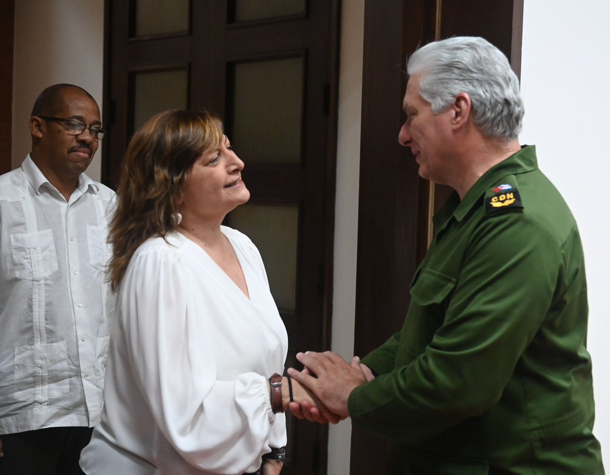 🇨🇺| El presidente <a href="/DiazCanelB/">Miguel Díaz-Canel Bermúdez</a> recibió este sábado a <a href="/movalente/">Monica Valente</a>, secretaria ejecutiva del Foro de São Paulo, con quien dialogó sobre la necesidad de reagrupar todas las fuerzas de izquierda del continente y fortalecer la unidad en un momento de alta complejidad para la región.