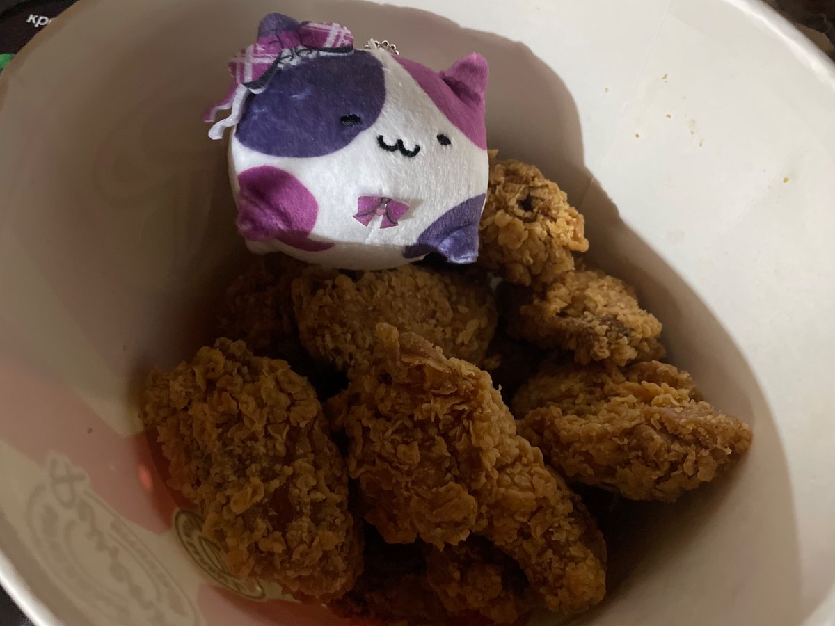 Nyochio rei togetsu thinks she's a wing from kfc😭🙏