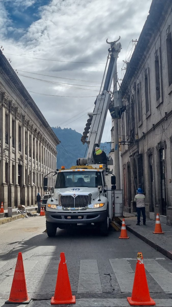 stereo100xela's tweet photo. #PasoCerrado | Paso cerrado en el sector de la 7ª calle y 12 avenida zona 1 de Xela, debido a que en la 6ª calle y 11 avenida zona 1 se procede a la instalación de transformador por parte de la EEMQ.
Vía Rubén Jocol https://t.co/lqhpuf3KXy