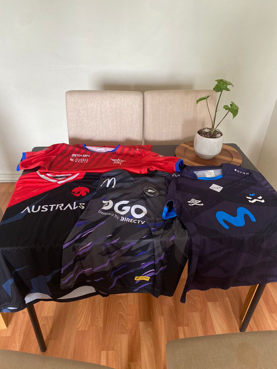 Parte de la colección.

¡Varios equipos tienen deuda de poleras conmigo!

¿Las reconocen?

<a href="/australs_gg/">Australs</a> 
<a href="/movistaroptix/">Movistar Optix</a> 
<a href="/9zTeam/">9z Globant</a> (Gracias al gran <a href="/juanesdiez/">Juan Esteban Diez</a>)
<a href="/ANEsportsChile/">Asociación Nacional de Esports de Chile</a>