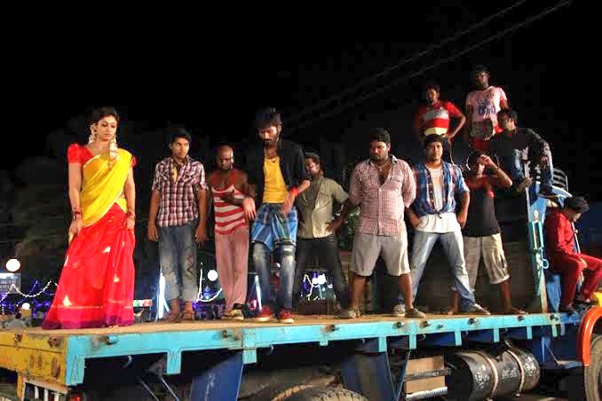 remaerdkihtraK's tweet photo. #Nayanthara  was the first choice for #ShahRukhKhan's starring cameo for #Chennaiexpress(2013) due to personal reason she rejected. But she did cameo for EthirNeechal (2013) produced by Dhanush for free for friendship. 
It's a shame for him to ask 10 crore for 3Sec clips. https://t.co/775nNfE1Pk