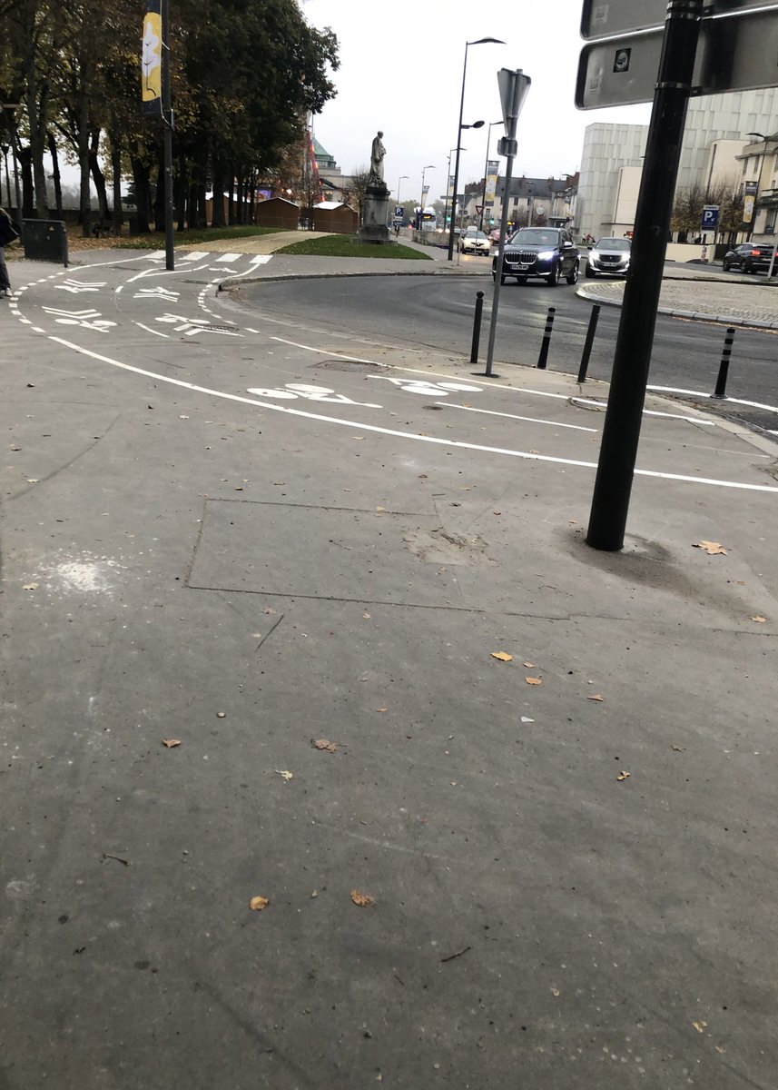 Attention les piétons au niveau de la Fac des Tanneurs, un morceau du trottoir est devenu piste cyclable. Soyez prudents, ça va vite. 
#Tours
