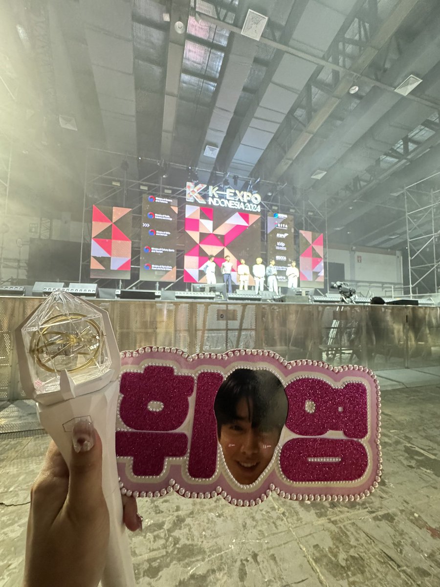 junkyumaboy's tweet photo. Hwiyoung 🥺🫶🏻 https://t.co/G3leTRE1SL