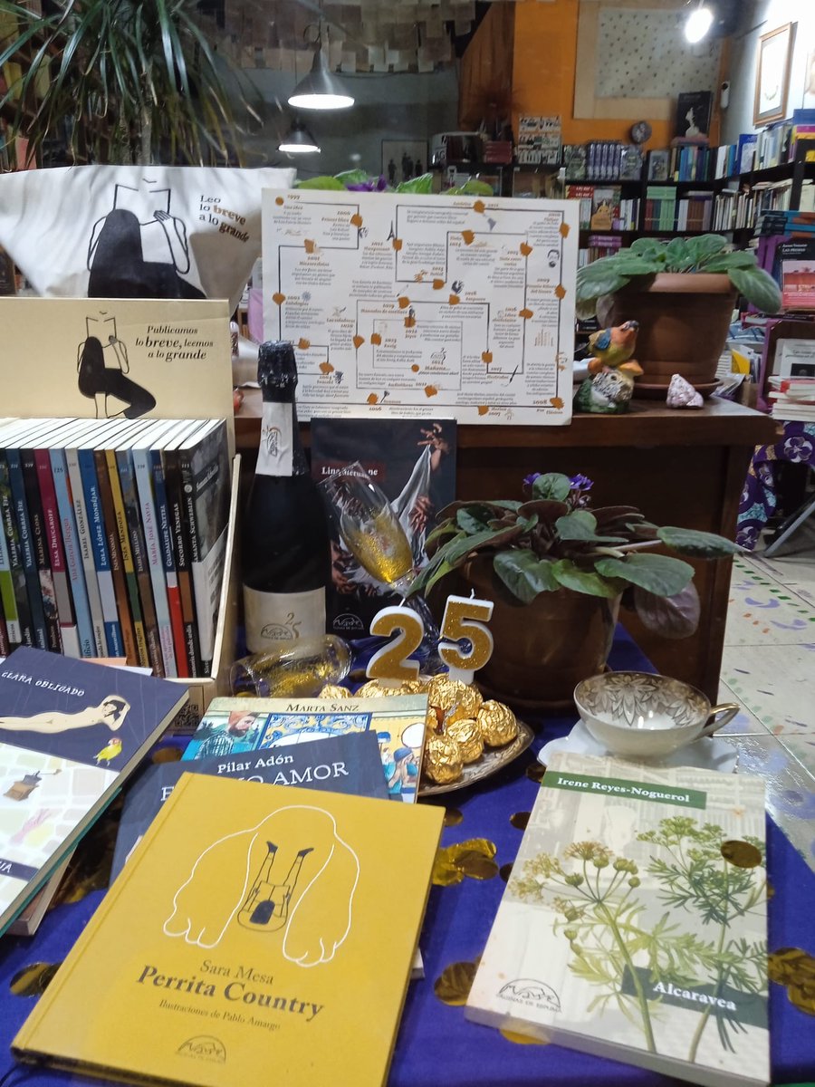 Diez años más, diez años menos. 
Nosotras la niña bonita, nuestra editorial amiga, Páginas de Espuma, cumple 25.
¡Felicidades!💜