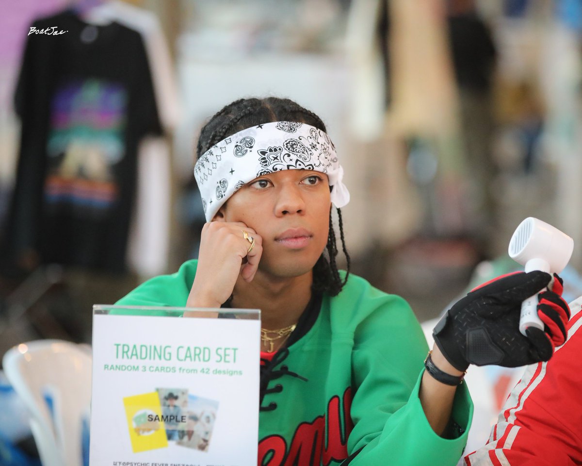 kimboatjae's tweet photo. คูมจิมมี่ถือพัด พัดจ่อหน้าแฟนๆทุกคนที่เข้าไปรับ trading card เลย น่ารักมากๆ ฮรืออ คนดีของฟอว. 🥹🫶🏻💚#PCF_TTMN #PSYCHICFEVER
#PCFxCATEXPO #JIMMYA https://t.co/NYj73bysBK